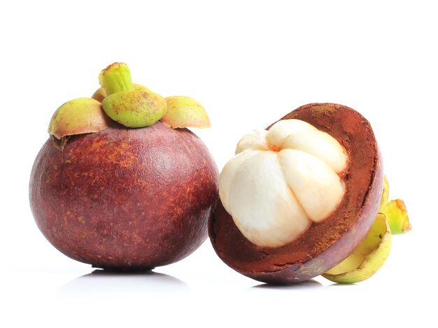 Mangosteen geïsoleerd op witte achtergrond Uitknippad