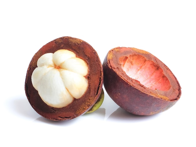 Mangosteen geïsoleerd op witte achtergrond Uitknippad