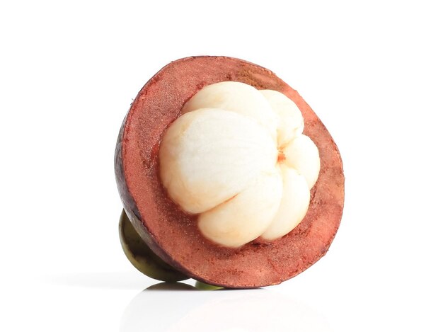 Foto mangosteen geïsoleerd op witte achtergrond uitknippad