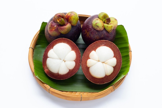 Mangosteen in bamboemand op wit