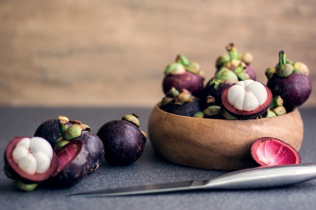 Mangosteen in een houten plaat