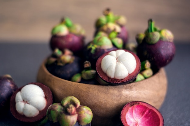 Mangosteen in een houten plaat