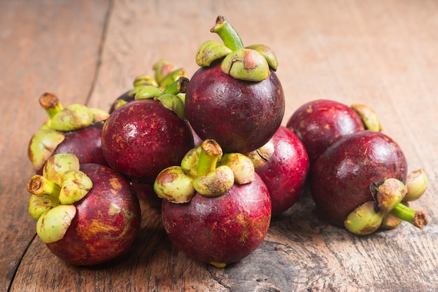 Mangosteen is koning van fruit, vers van de tuin op houten tafel