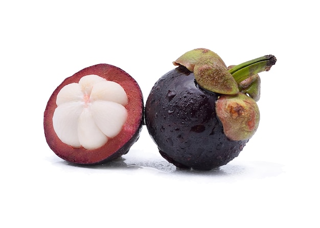 Mangosteen met waterdruppels op wit