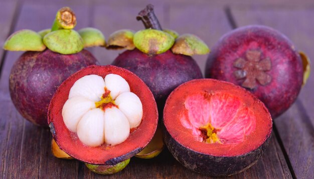 Mangosteen op houten tafel