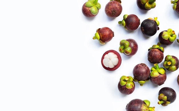 Mangosteen op wit. Bovenaanzicht