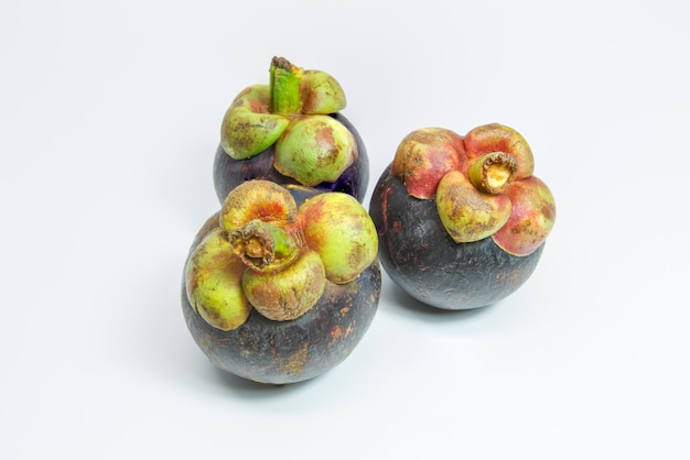 Mangosteen op witte achtergrond