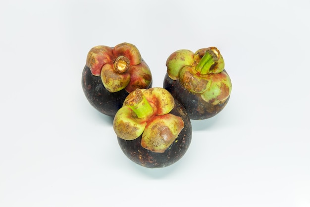 Mangosteen op witte achtergrond