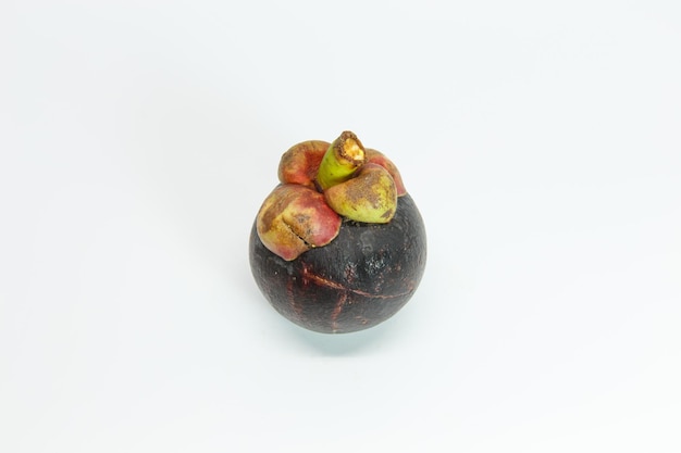 Foto mangosteen op witte achtergrond