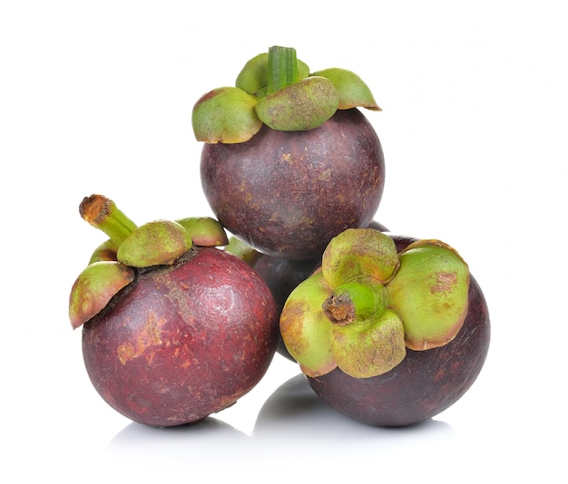 Mangosteen op witte muur