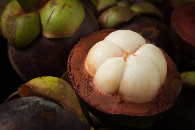 Foto mangosteen stapel achtergrond. bovenaanzicht