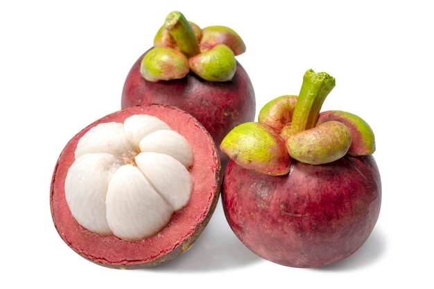 Mangosteen tropisch fruit in zijn geheel en een ander in tweeën gesneden geïsoleerd op een witte achtergrond met clip