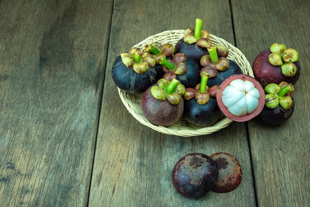 바구니에 Mangosteens