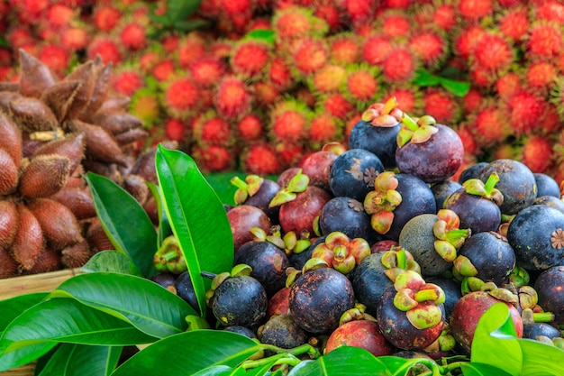 Mangosteens、市場の熱帯果実。