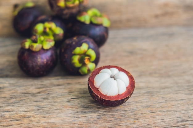 Mangosteenvrucht op oude houten tafel