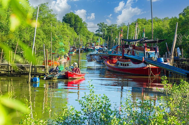 Foreste di mangrovie e barche da pescanavi e un porto nel fiume vicino al mare delle andamane a sud