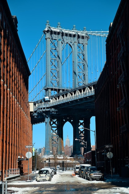 Manhattan Bridge en uitzicht op de straat in New York City BW