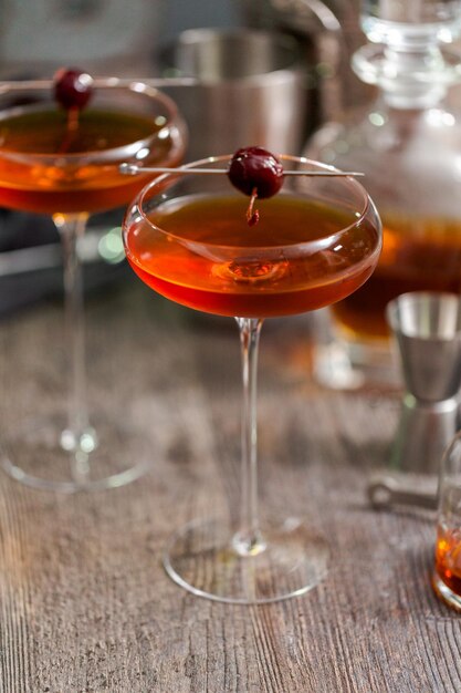 Manhattan-cocktail gegarneerd met brandewijnkers.