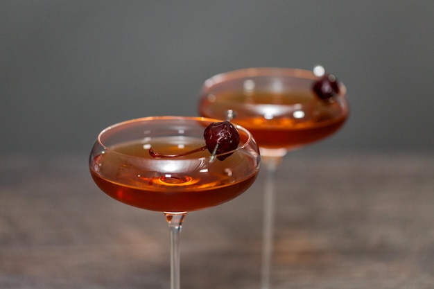 Manhattan-cocktail gegarneerd met brandewijnkers.