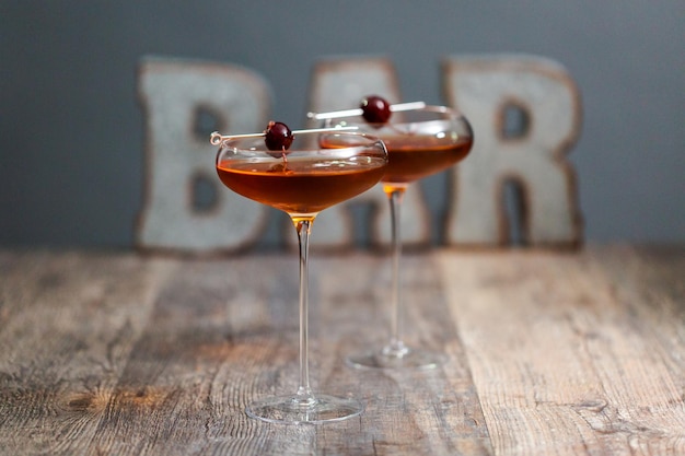 Manhattan-cocktail gegarneerd met brandewijnkers.