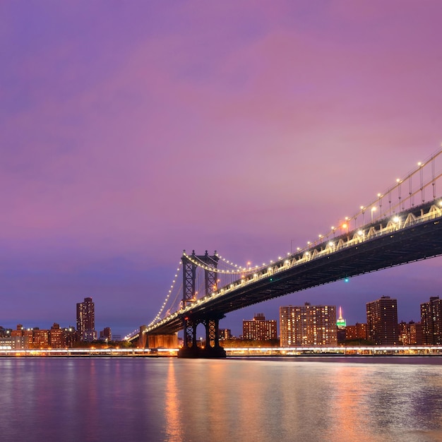 Photo manhattan downtown urban view with bridge at night