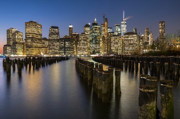 ブルックリンから見た夕暮れのマンハッタン 手前に残る古い桟橋が見える
