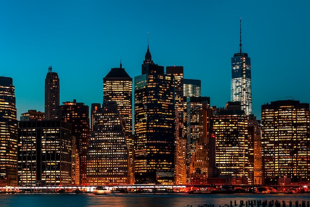 Manhattan 's nachts met lichten en reflecties. Skyline van New York