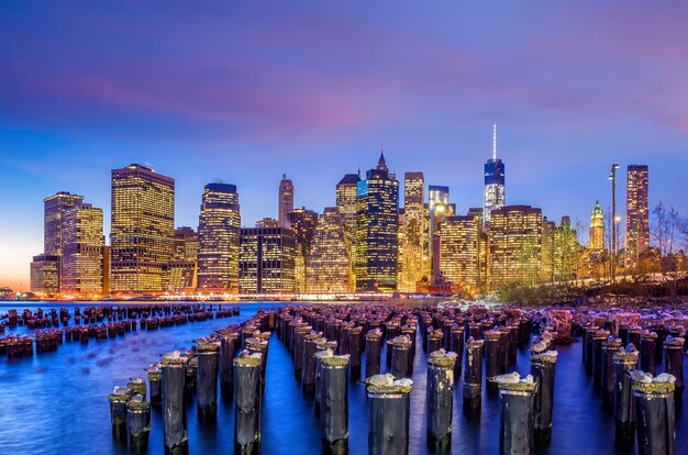 Manhattan Skyline met het One World Trade Center-gebouw in de schemering