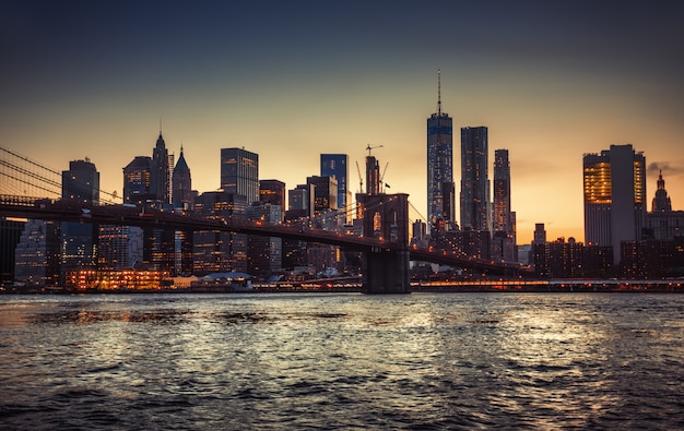 Skyline di manhattan con il ponte di brooklyn