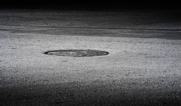 Photo manhole on asphalt road