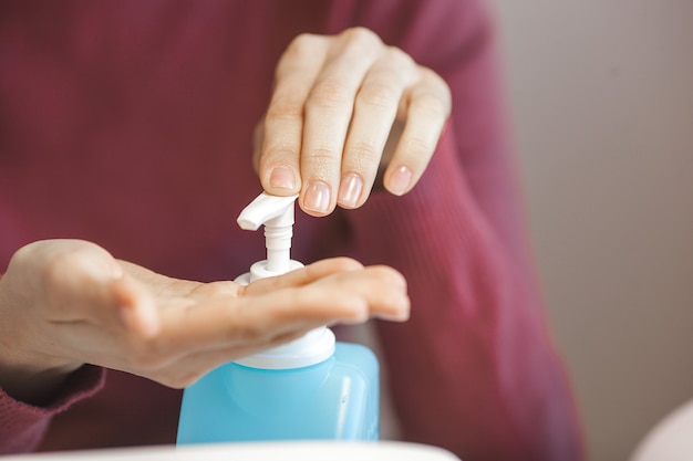 Manicure die haar plaats schoonmaakt om een nieuwe cliënt te dienen. Sterilisatietafel om infectie te voorkomen.