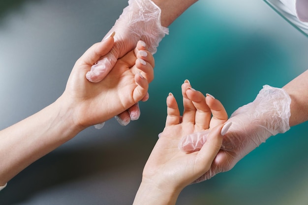 Manicure doet professionele lichte handmassage na manicure procedure maandelijks zelfzorg en aanv...