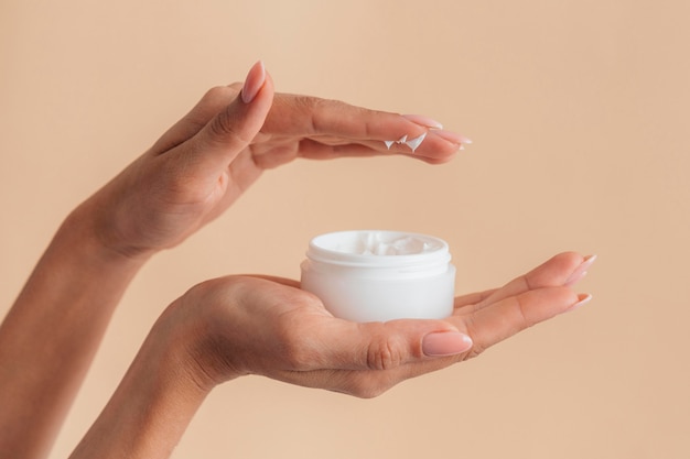 Manicure cura salutare con crema per le mani