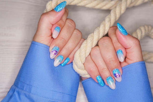 Фото Маникюр в морском стиле фото с красивыми ухоженными женскими ногтями выборочный фокус