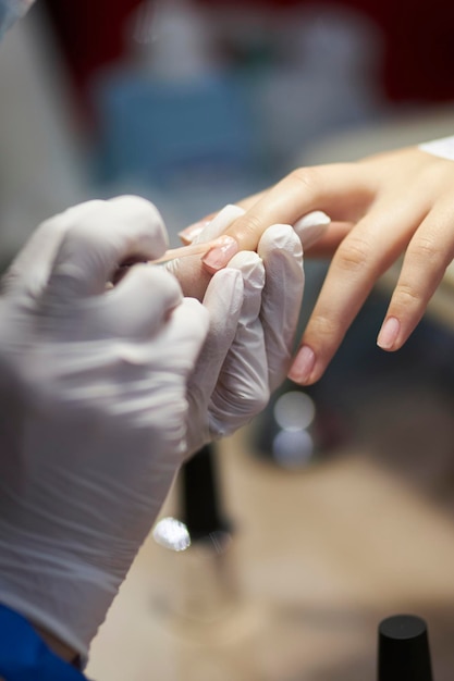 manicure maakt een manicure Het proces van het creëren van een kwaliteitsmanicure Persoonlijke verzorging