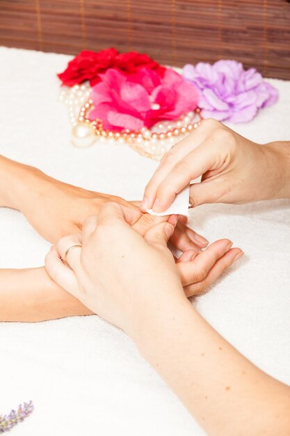 Foto manicure delle unghie dalle mani di una donna prima di applicare lo smalto per unghie