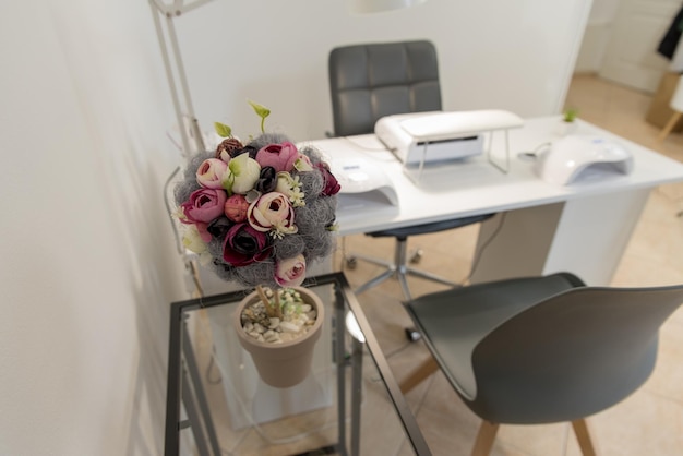 Photo manicure parlour workplace for a manicurist the manicure machine is on the table