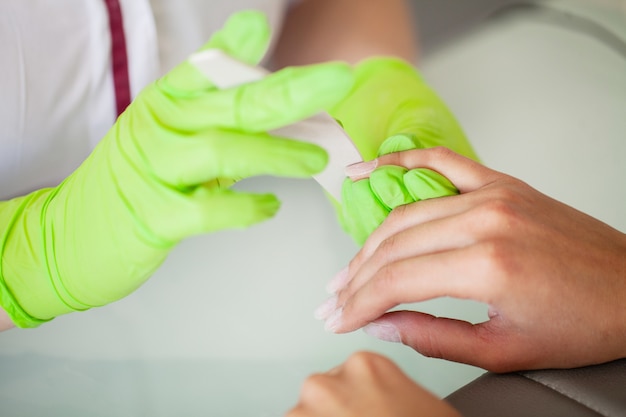 Manicure procedure. Zijaanzicht van het proces van manicure in salon