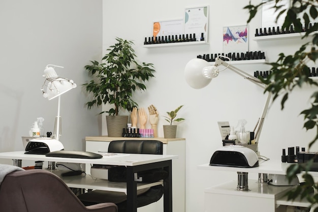 Foto manicure salon hedendaagse manicure gereedschappen op lange planken in de salon