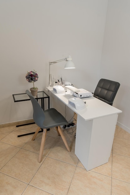 Manicure salon werkplek voor een manicure De manicure machine staat op tafel