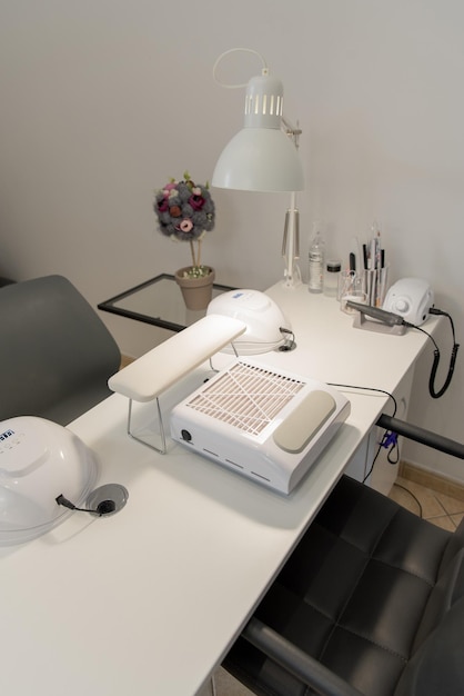 Manicure salon werkplek voor een manicure De manicure machine staat op tafel