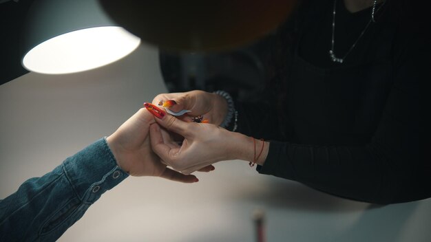 Manicure uitvoeren om het manicure-werk af te werken