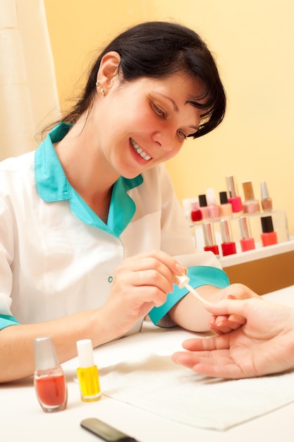 Manicure. Verzorging van vingers van handen, schoonmaken, bedekken van een lak van nagels.