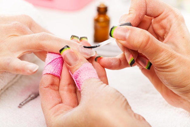 Manicurebehandeling in cosmetische salon.