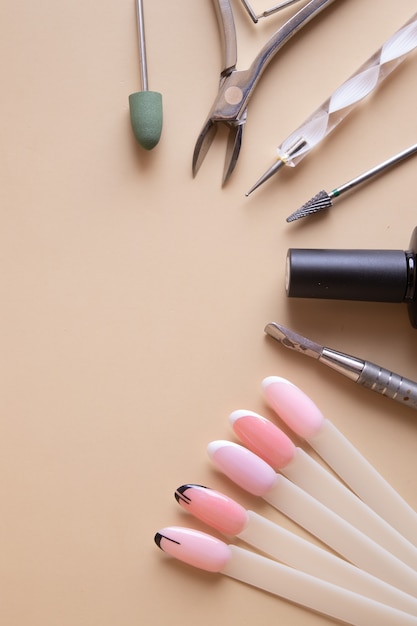 Manicuretools en tips met kopieerruimtetekeningen. Gellakcoating verticale foto voor verhalen