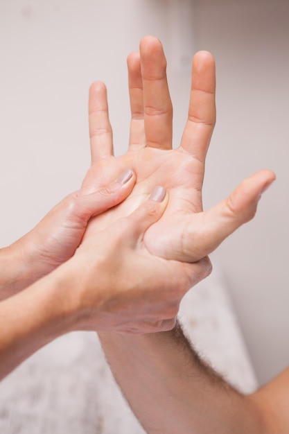 Manicure che massaggiano la mano di un cliente