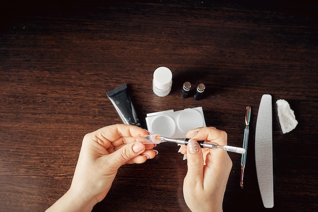 Foto la manicure cura l'unghia per se stessa