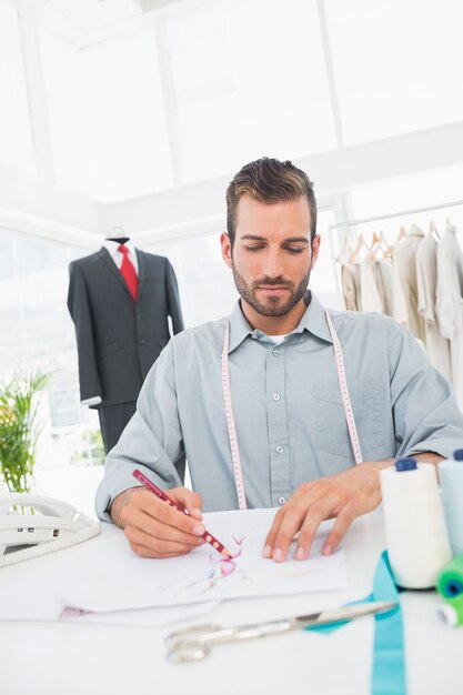 Manierontwerper die aan zijn ontwerpen in studio werken