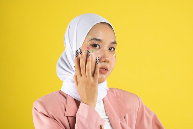 Manierportret van jonge mooie Aziatische moslimvrouw met het dragen van hijab.