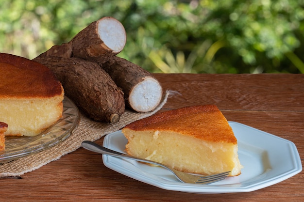 Torta di manioca sulla tavola di legno